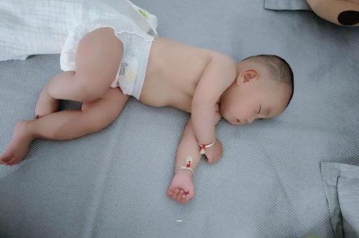 佳木斯宝宝多久会抬头